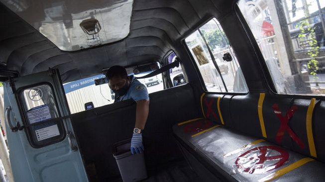 Pengemudi Mikrotrans Jak Lingko memeriksa kelengkapan armadanya di kawasan Tanah Abang, Jakarta, Jumat (3/7/2020). [ANTARA FOTO/Sigid Kurniawan]