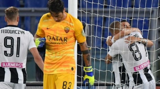 Pemain Udinese Ilija Nestorovski (kanan) merayakan golnya ke gawang AS Roma dalam lanjutan Liga Italia di Olympico stadium. Andreas SOLARO / AFP