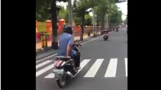 Skill Tingkat Dewa! Cara Pemotor Kendarai Scoopy Ini Bikin Deg-degan