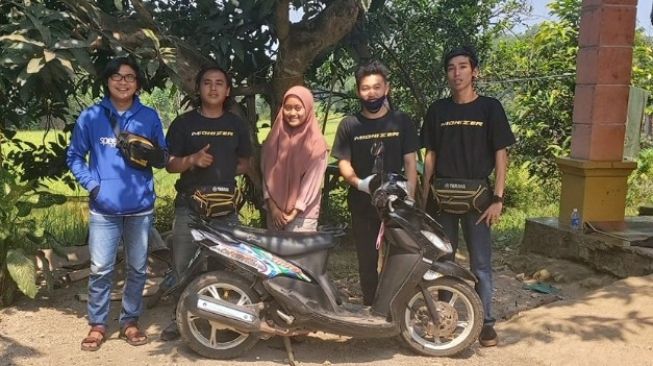 Pria pecinta Yamaha Mio mendatangi gadis tersebut untuk merestorasinya (Facebook)