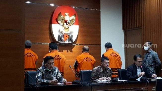 KPK menetapkan Bupati Kutai Timur Ismunandar sebagai tersangka kasus dugaan korupsi Infrastruktur di lingkungan Kabupaten Kutai Timur, Kalimantan Timur tahun 2019-2020, Jumat (3/7/2020). (Suara.com/Welly Hidayat)