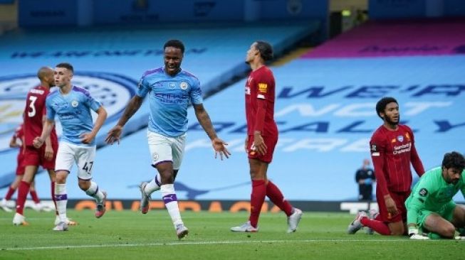 Raheem Sterling mencetak gol kemenangan Manchester City atas Liverpool dengan skor 4-0. (DAVE THOMPSON / POOL / AFP)