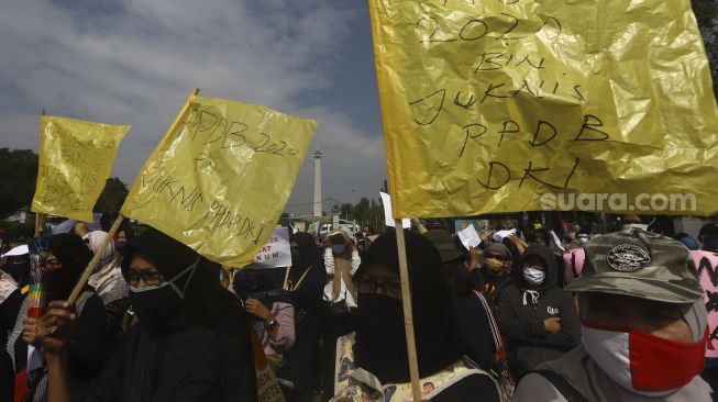 Sejumlah orang tua murid yang tergabung dalam Relawan PPDB DKI Jakarta melakukan aksi unjuk rasa terkait sistem PPDB DKI Jakarta di depan Istana Negara, Jakarta Pusat, Jumat (3/7). [Suara.com/Angga Budhiyanto]