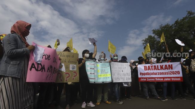 Sejumlah orang tua murid yang tergabung dalam Relawan PPDB DKI Jakarta melakukan aksi unjuk rasa terkait sistem PPDB DKI Jakarta di depan Istana Negara, Jakarta Pusat, Jumat (3/7). [Suara.com/Angga Budhiyanto]