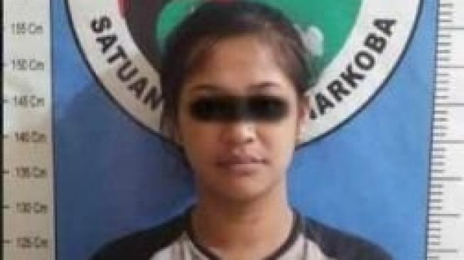 Jualan Sabu di Rumah, Wanita Manis Ini Diciduk Polisi Lagi Ngumpet di Dapur