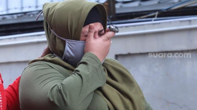 Dhawiya Zaida, putri Elvy Sukaesih mengusap air matanya saat menghadiri sidang putusan suaminya Muhammad Basurrah di Pengadilan Negeri Jakarta Timur, Jumat (3/7). [Suara.com/Alfian Winanto]