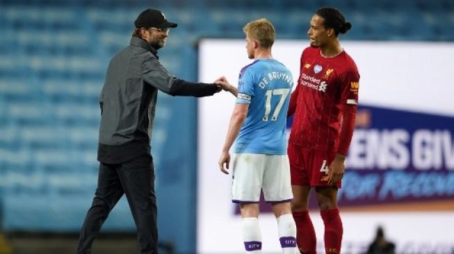 Manajer Jurgen Klopp (kiri) menyalami gelandang Manchester City Kevin De Bruyne (tengah) usai laga Liga Inggris di Etihad Stadium. Dave Thompson / POOL / AFP