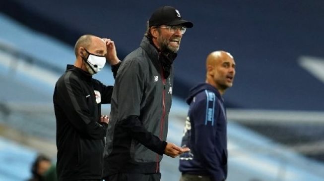 Manajer Liverpool Jurgen Klopp memberikan instruksi kepada pemainnya saat menghadapi Manchester City dalam lanjutan Liga Inggris di Etihad Stadium, Manchester. Dave Thompson / POOL / AFP