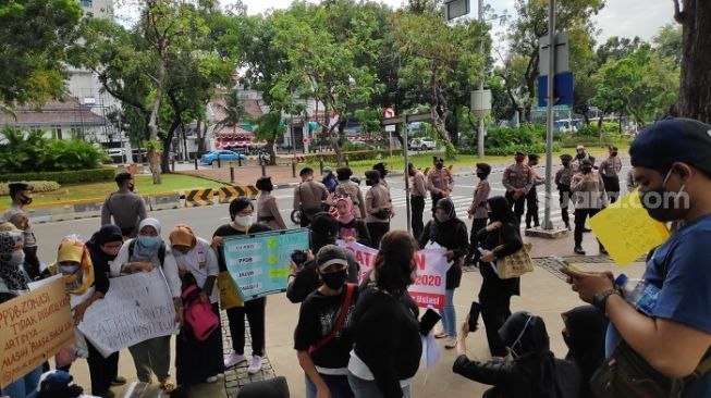 Protes di Depan Istana, Ortu Murid: Kami Bergerak Agar PPDB DKI Dibatalkan!