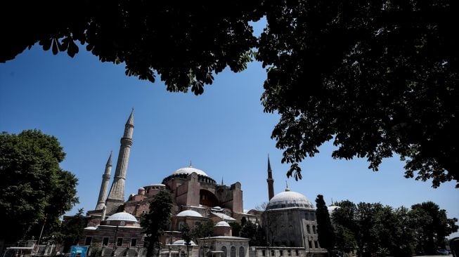 Hagia Sophia yang hendak dijadikan masjid tuai polemik. (Anadolu Agency/Onur Coban)