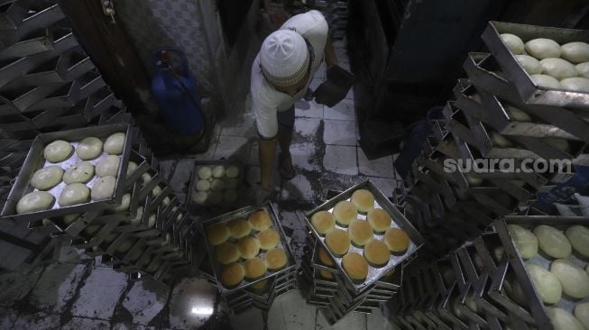 Pekerja menyelesaikan pembuatan roti skala rumahan di kawasan Bendungan Hilir, Jakarta, Jumat (3/7). [Suara.com/Angga Budhiyanto]