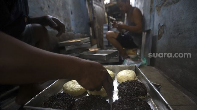 Pekerja menyelesaikan pembuatan roti rumahan di kawasan Bendungan Hilir, Jakarta, Jumat (3/7). [Suara.com/Angga Budhiyanto]