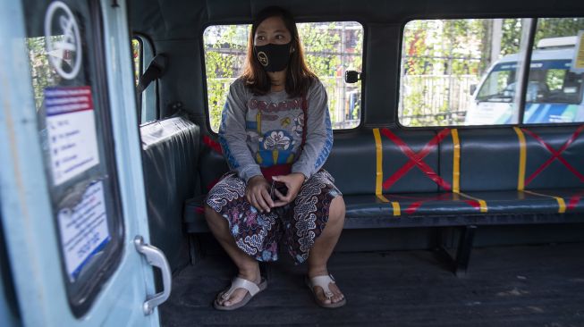 Penumpang duduk di dalam angkutan Mikrotrans Jak Lingko di kawasan Tanah Abang, Jakarta, Jumat (3/7/2020). [ANTARA FOTO/Sigid Kurniawan]