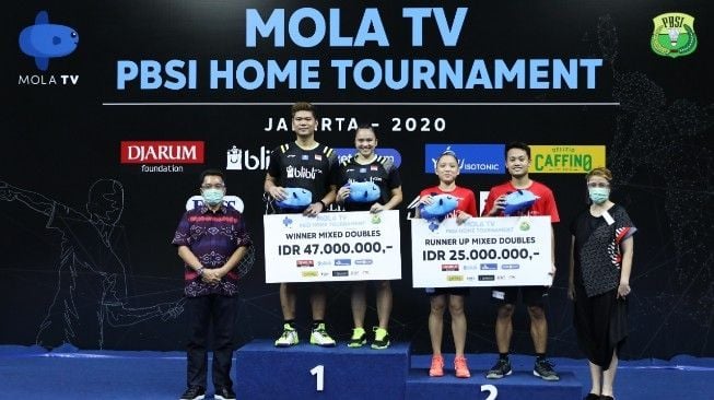 Pasangan Praveen Jordan/Melati Daeva Oktavianti menjuarai PBSI Home Tournament sektor ganda campuran usai mengalahkan Akbar Bintang Cahyono/Winny Oktavina Kandow dalam final yang berlangsung di Pelatnas PBSI, Cipayung, Jakarta Timur, Jumat (3/7/2020). [Humas PBSI]