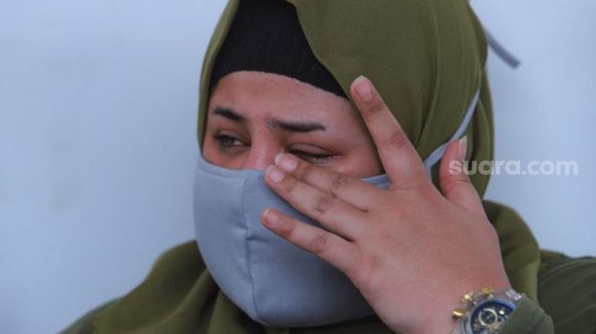 Putri Elvy Sukaesih, Dhawiya Zaida menangis usai menghadiri sidang putusan suaminya, Muhammad Basurrah di Pengadilan Negeri Jakarta Timur, Jumat (3/7). [Suara.com/Alfian Winanto]