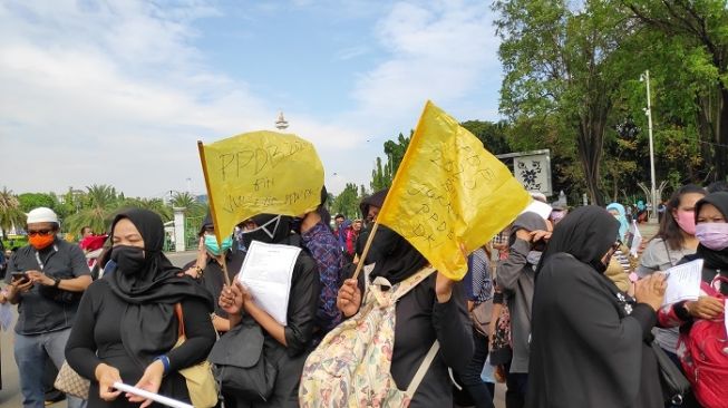 Ortu Murid Kibarkan Bendera Kuning saat Demo: Pendidikan di DKI Sudah Mati