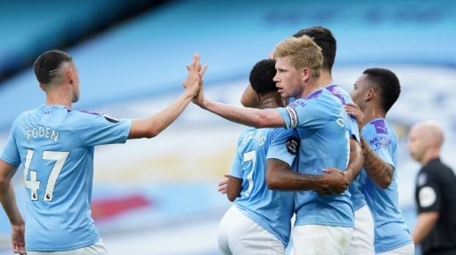 Para pemain Manchester City merayakan gol Kevin De Bruyne (tengah kanan) ke gawang Liverpool dalam lanjutan Liga Inggris di Etihad Stadium, Manchester. Dave Thompson / POOL / AFP