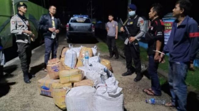 Tim Gabungan Gagalkan Penyelundupan 1.056 Liter Cap Tikus di Perbatasan