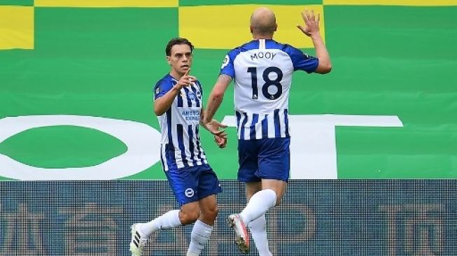 Gelandang Brighton Leandro Trossard (kiri) merayakan golnya ke gawang Norwich City dengan Aaron Mooy dalam lanjutan Liga Inggris di Carrow Road, Norwich. Justin Setterfield / POOL / AFP