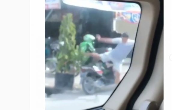 Detik-detik Driver Ojol Ditendang, Diduga Gegara Tak Terima Diklakson