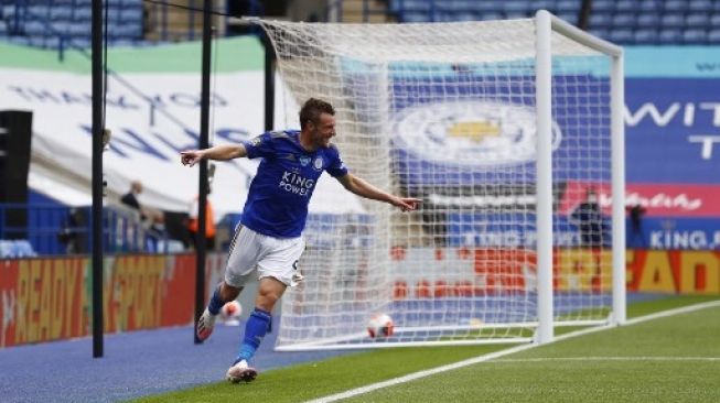 Striker Leicester City Jamie Vardy (kiri) merayakan golnya ke gawang Crystal Palace dalam lanjutan Liga Inggris di King Power Stadium Leicester. Michael Regan / POOL / AFP