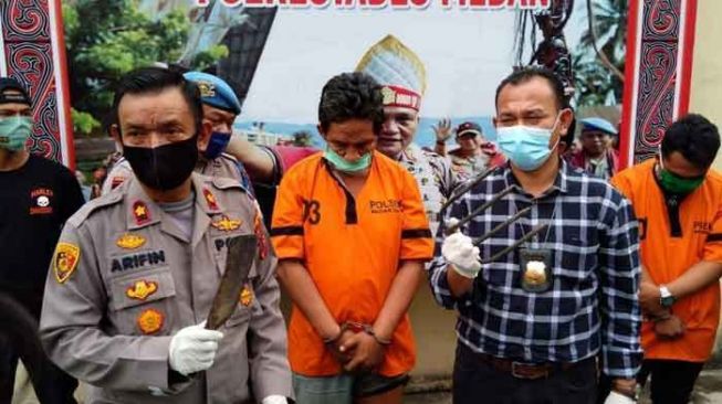 Digerebek Lagi Pesta Sabu, Pecatan Polisi Serbu Petugas Pakai Garpu Sampah