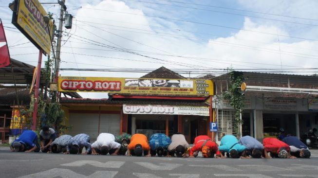 Sempat Dikucilkan, Warga Karakan Godean Sujud Syukur Usai Negatif COVID-19