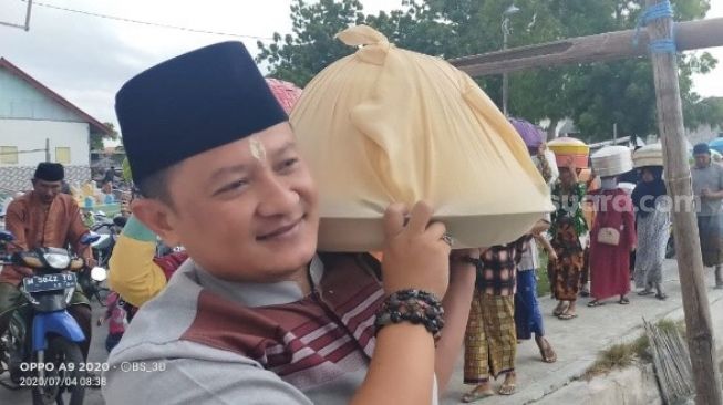 Warga Desa Pinggir Papas dan Warga Desa Kebundadap serta masyarakat sekitar antusias dalam mengikuti tradisi Nyadar. (Suara.com/Mohammad Madani)