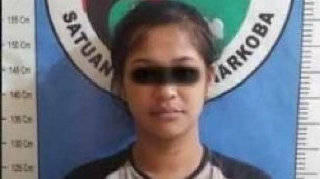 Jualan Sabu di Rumah, Wanita Manis Ini Diciduk Polisi Lagi Ngumpet di Dapur