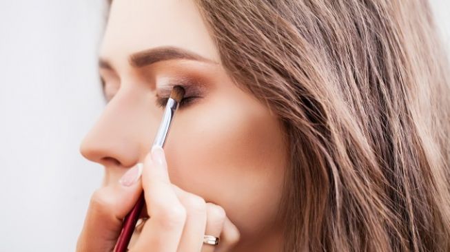 Ladies, Begini Cara Aman Pakai Kosmetik di Era New Normal