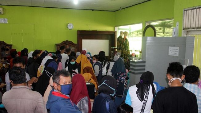 Warga Sragen Berdesak-Desakan Beli Seragam Sekolah