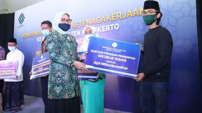 Pesantren dan Masyarakat di Mojokerto Dapat Bantuan Paket Padat Karya