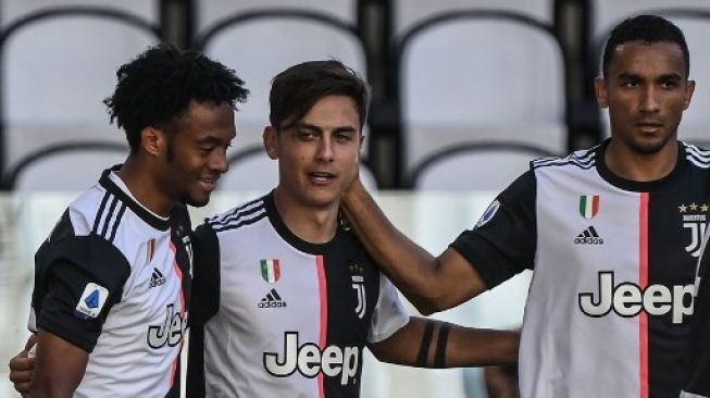 Pemain Juventus Paulo Dybala (tengah) merayakan golnya ke gawang Torino bersama rekan setimnya dalam lanjutan Liga Inggris di Juventus stadium. Marco BERTORELLO / AFP