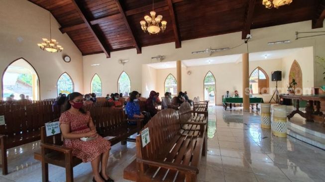 Suasana peribadatan perdana selama masa pandemi Covid-19 di GKJ Temon, Kulon Progo, Minggu (5/7/2020). - (SuaraJogja.id/Hiskia Andika)