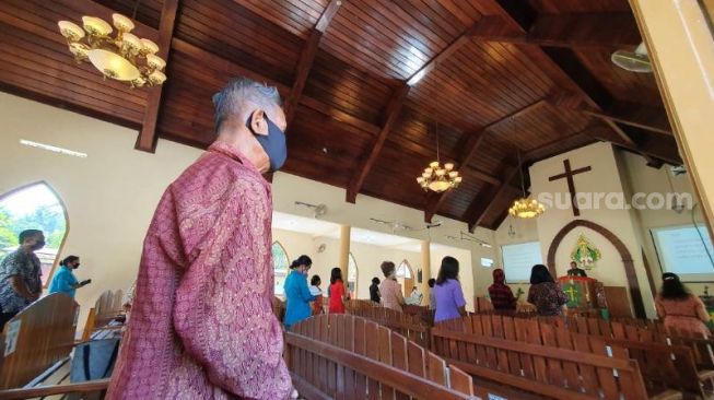 Suasana peribadatan perdana selama masa pandemi Covid-19 di GKJ Temon, Kulon Progo, Minggu (5/7/2020). - (SuaraJogja.id/Hiskia Andika)