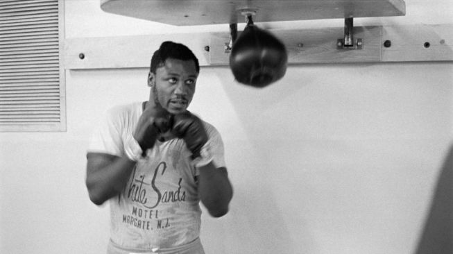 Legenda tinju dunia kelas berat Joe Frazier saat berlatih di Kingston. Foto diambil tahun Januari 1973. [AFP]