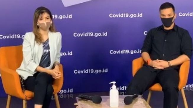 Dokter olahraga, dr. Andhika Raspati (kanan) dalam talk show daring bertajuk "Hidup Sehat Giat Bersepeda" yang digelar BNPB Indonesia, Minggu (5/7/2020). [Instagram@bnpb_indonesia]