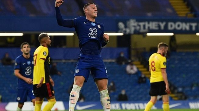 Gelandang Chelsea, Ross Barkley merayakan golnya ke gawang Watford dan membawa timnya menang 3-0 saat bertanding di Stamford Bridge, Minggu (5/7/2020) dini hari WIB. (Foto: AFP/Glyn Kirk)