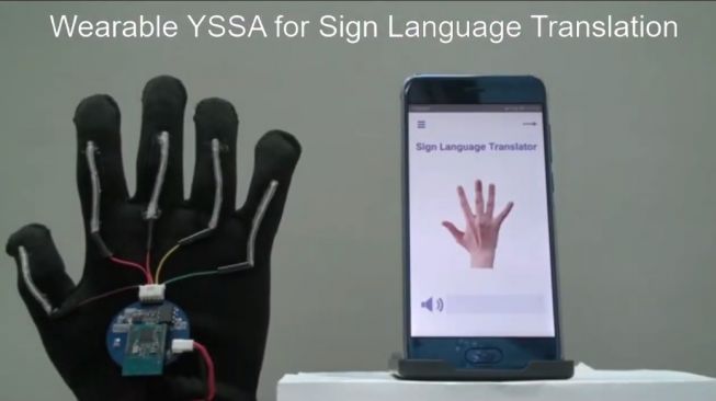 Sarung tangan pembaca bahasa isyarat. [YouTube/@Loz Blain]