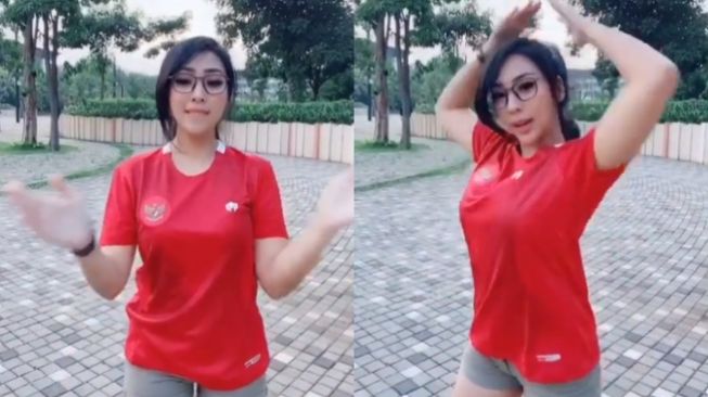 Goyang Pakai Jersey Timnas, Model Keturunan Arab-China Buat Warganet Gemas