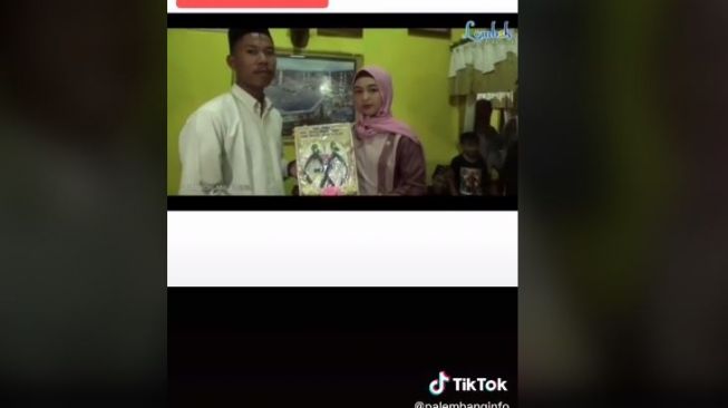 Viral Menikah Mahar Sandal Jepit (tiktok.com/@palembanginfo)