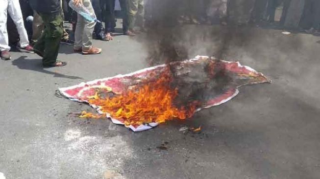 Anggap DPR Abai, Massa Tolak RUU HIP Bakar Simbol PKI di Sumut