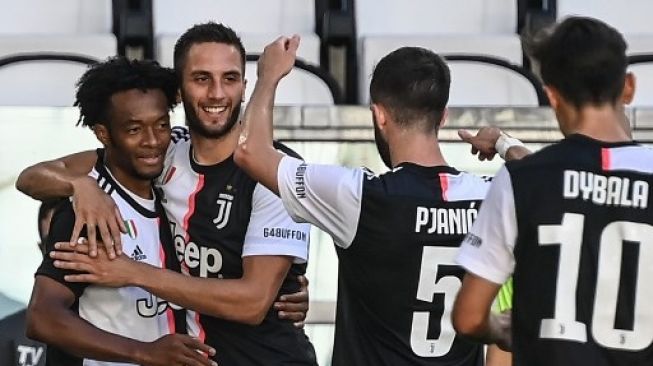 Para pemain Juventus merayakan gol Juan Cuadrado (kiri) ke gawang Torino dalam lanjutan Liga Inggris di Juventus stadium. Marco BERTORELLO / AFP