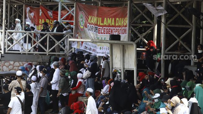 Inspektur upacara memberi sambutan saat 'Apel Siaga Ganyang Komunis' di Lapangan Ahmad Yani, Kebayoran Lama, Jakarta Selatan, Minggu (5/7). [Suara.com/Angga Budhiyanto]