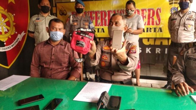 Kapolsek Kotagede Kompol Dwi Tavianto menunjukkan barang bukti dari kasus penipuan yang dilakukan oleh mantan sopir bus AKAP, NC (34), di Mapolsek Kotagede, Senin (6/7/2020). - (SuaraJogja.id/Muhammad Ilham Baktora)