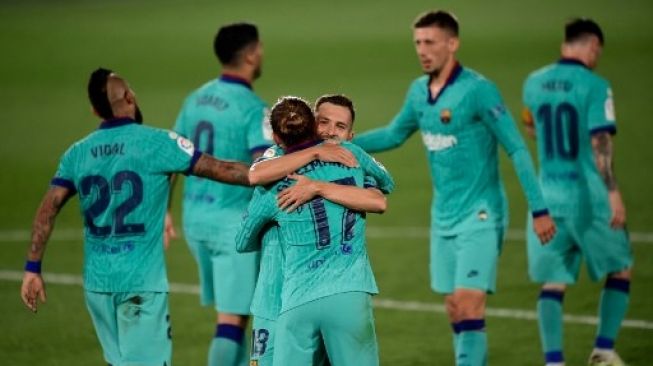 Pemain Barcelona Antoine Griezmann (tengah) merayakan golnya ke gawang Villarreal bersama rekan setimnya dalam lanjutan Liga Spanyol di Madrigal stadium. JOSE JORDAN / AFP