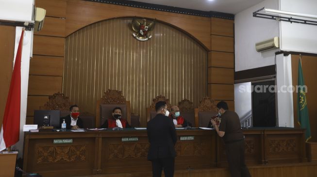 Majelis hakim Nazar Effriandi (tengah) berdiskusi dengan tim kuasa hukum Djoko Tjandra dan tim penasehat hukum saat sidang Peninjauan Kembali (PK) yang diajukan oleh buronan kasus korupsi cassie Bank Bali, Djoko Tjandra di Pengadilan Negeri Jakarta Selatan, Senin (6/7). [Suara.com/Angga Budhiyanto]