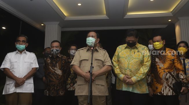 Ketua Umum Partai Gerindra Prabowo Subianto (tengah) didampingi Ketua Umum Partai Golkar Airlangga Hartarto (ketiga kanan) memberikan keterangan pers di kediaman pribadi Prabowo di Jalan Kertanegara, Kebayoran Baru, Jakarta, Senin (6/7). [Suara.com/Angga Budhiyanto]  