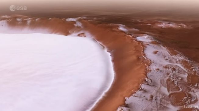 Penampakan kawah di planet Mars. [YouTube/@European Space Agency, ESA]