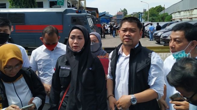 Pengacara John Kei, Anton Sudanto (kanan) saat ditemui wartawan di Kelapa Gading, Jakut. (Suara.com/M Yasir).